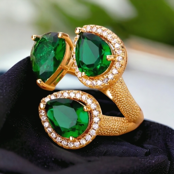 Jewelry - Gorgeous New 18kt GP Emerald Zirconia Crystal